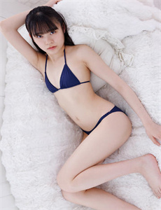 《充气仿真娃娃使用-女生迈开腿让男生吃草莓膀胱》