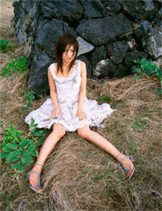 《芹沢纪香-一面亲上边一面膜下奶的》